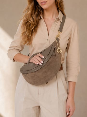 Mia Tomazzi Leren borstbuidel " Medeghino" taupe - (B)42 x (H)17 x (D)13 cm