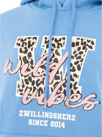 Zwillingsherz Bluza "Wild Vibes College" w kolorze błękitnym