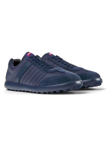 Sneakers in Dunkelblau