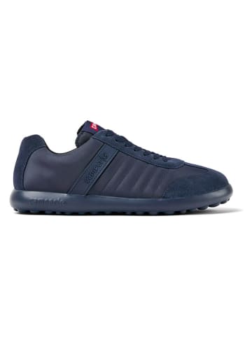 Sneakers in Dunkelblau