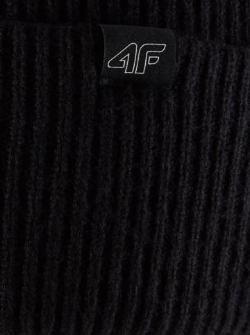 4F Czapka w kolorze czarnym