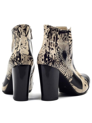 Boots in Dunkelblau