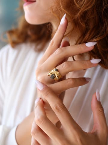Pierres de Jade Vergold. Ring mit Edelsteinen