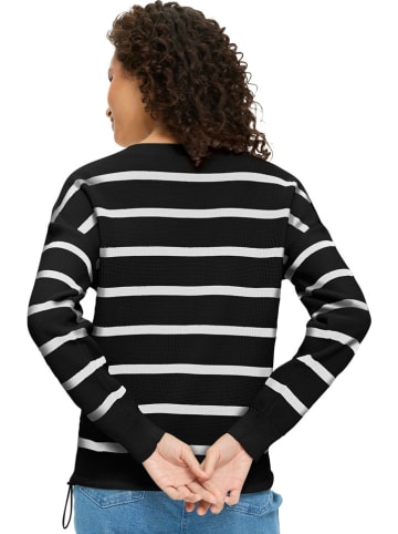Sweter w kolorze czarno-kremowym