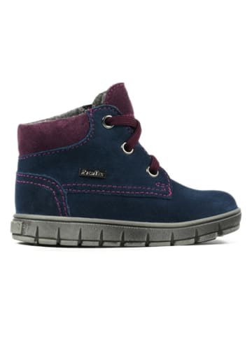 Boots in Dunkelblau