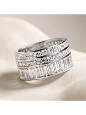 Verzilverde ring met edelstenen