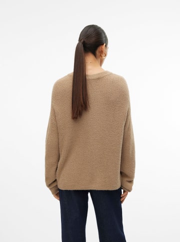 Sweter w kolorze beżowym