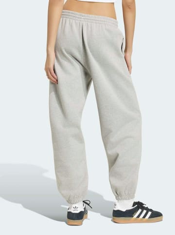 adidas Sweathose in Grau