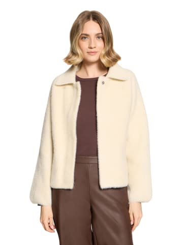 Teddyjacke in Sand