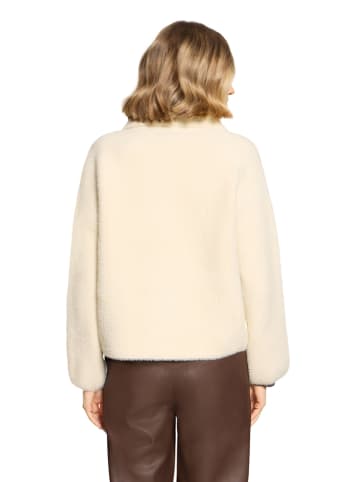 Teddyjacke in Sand