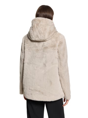 Kunstfelljacke in Taupe