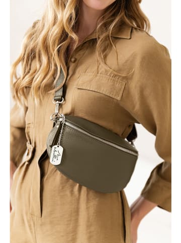 Leder-Gürteltasche "Berenice" in Khaki - (B)25 x (H)14 x (T)1 cm
