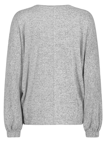 Sweter w kolorze jasnoszarym