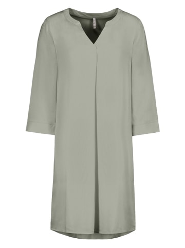 Sukienka w kolorze zielonym