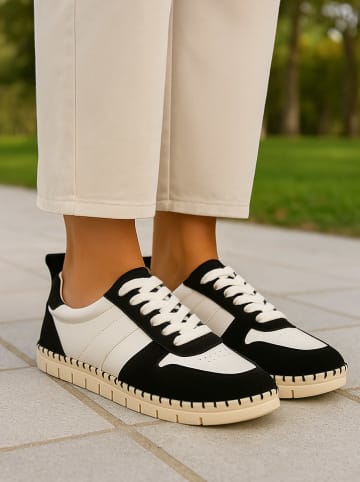 Sneakers in Schwarz/ Weiß