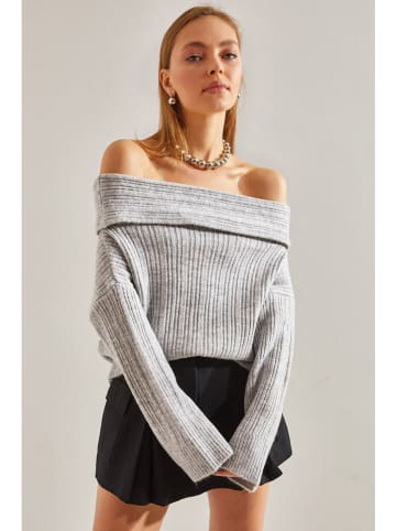 Sweter w kolorze szarym