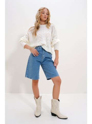 Sweter w kolorze kremowym