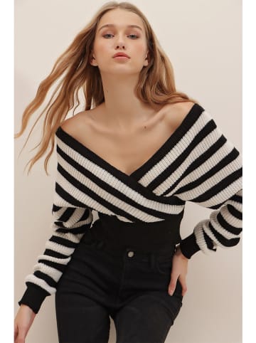 Sweter w kolorze czarno-kremowym
