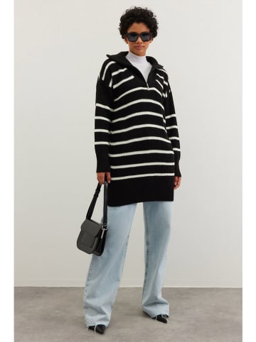 Sweter w kolorze czarno-białym