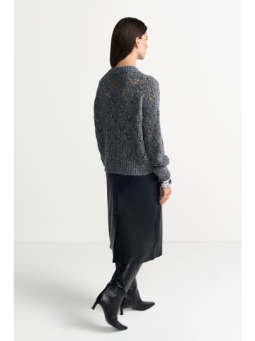 Sweter w kolorze szarym