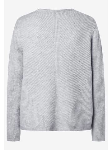 Sweter w kolorze jasnoszarym