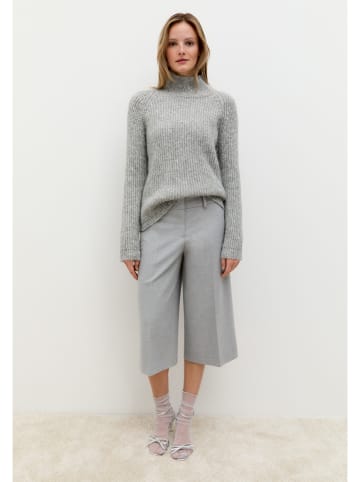Sweter w kolorze szarym