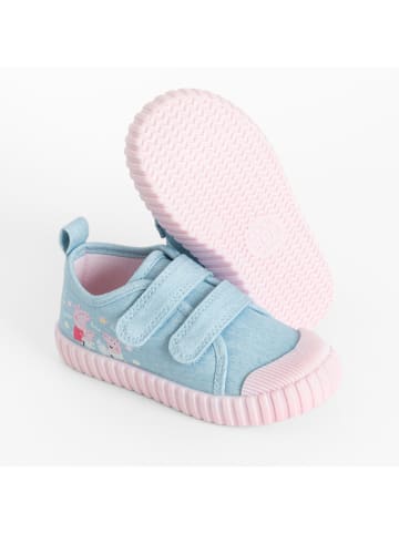Sneakers in Hellblau