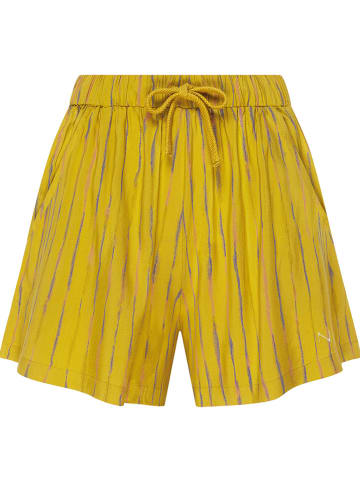 Shorts in Gelb