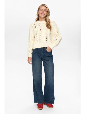 Sweter w kolorze beżowym