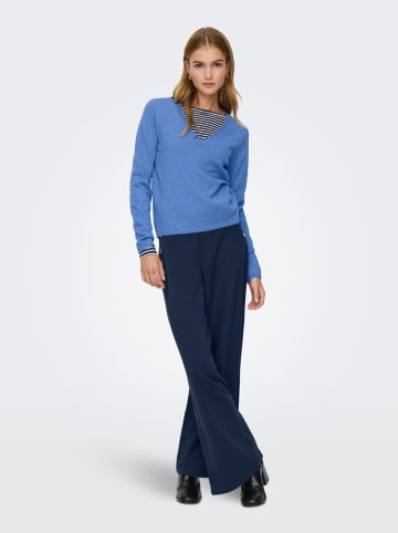 Sweter w kolorze niebieskim