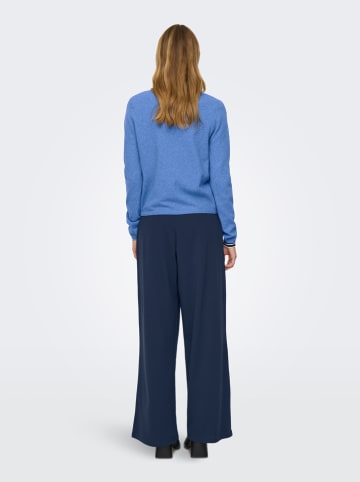 Sweter w kolorze niebieskim