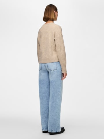 Sweter w kolorze beżowym