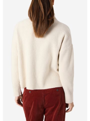 Sweter w kolorze beżowym