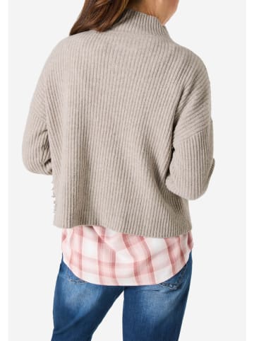 Sweter w kolorze beżowym
