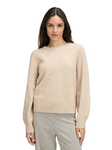 Sweter w kolorze beżowym