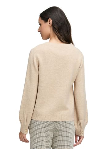 Sweter w kolorze beżowym