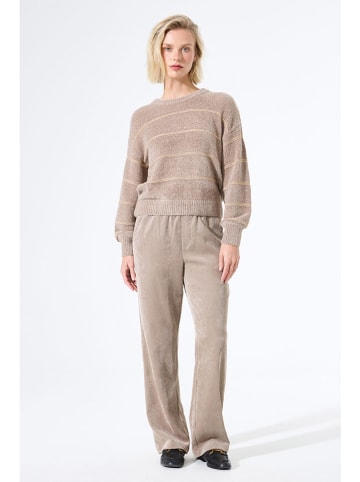 Sweter w kolorze beżowym