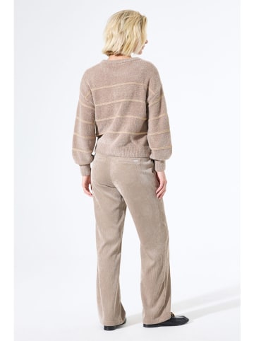 Sweter w kolorze beżowym