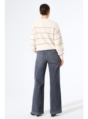 Sweter w kolorze kremowym