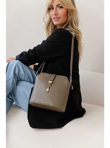 Leder-Umhängetasche in Taupe - (B)24 x (H)22 x (T)10 cm