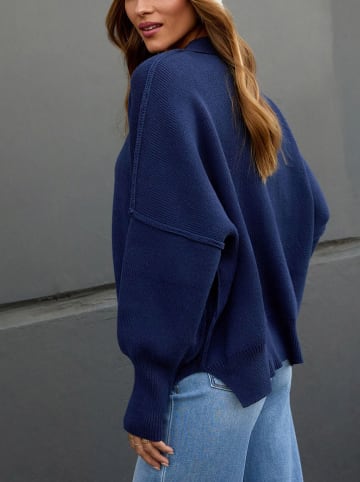 Sweter w kolorze granatowym