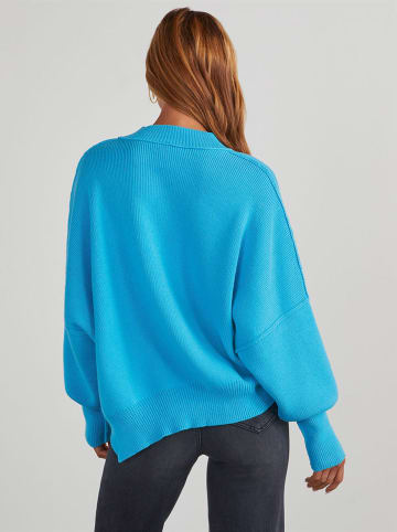 Sweter w kolorze niebieskim