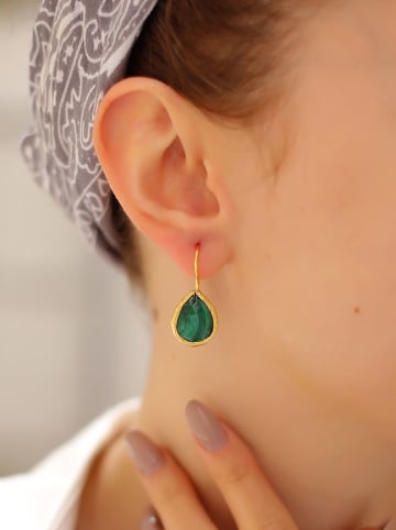 Vergulde oorhangers met edelstenen