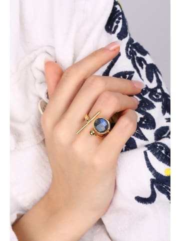 Vergulde ring met edelsteen