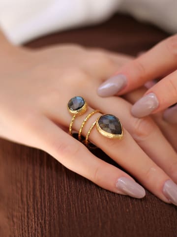 Vergulde ring met edelstenen