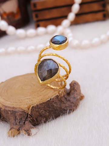 Vergulde ring met edelstenen