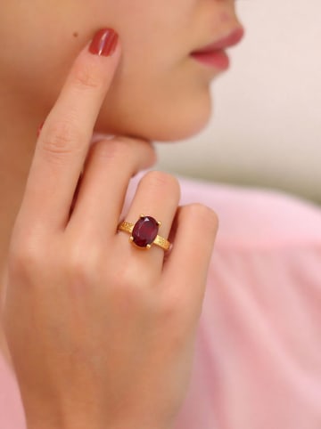 Vergulde ring met edelsteen