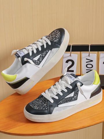 Sneakersy w kolorze biało-czarnym