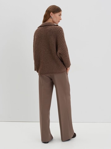 Sweter w kolorze brązowym