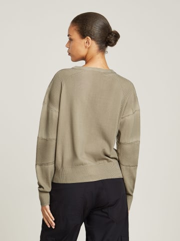 Sweter w kolorze beżowym